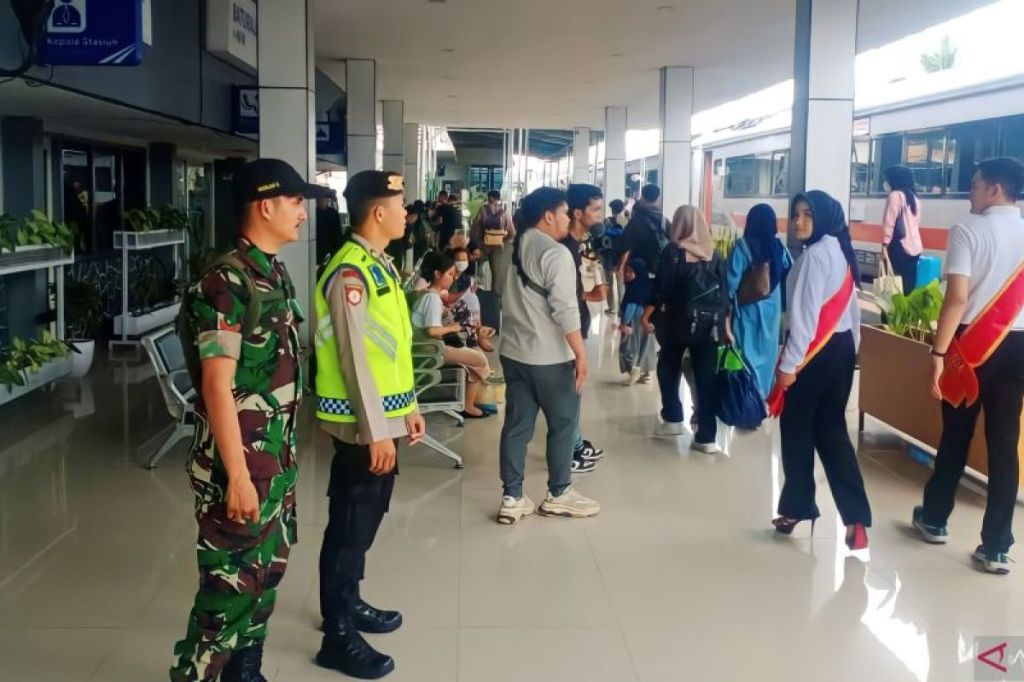 Polres OKU tingkatkan pengamanan di Stasiun Baturaja , penumpang arus&nbsp;mendominasi