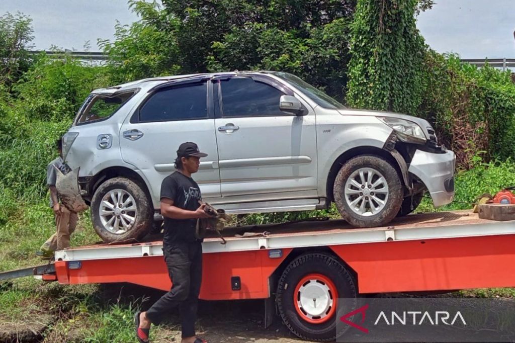 Terios terjang guard rail di Tol&nbsp;Semarang-Solo