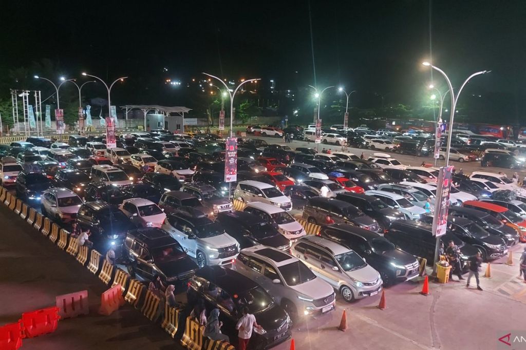 Parade klakson dan lampu dim warnai antrean mobil masuk kapal di Pelabuhan&nbsp;Merak