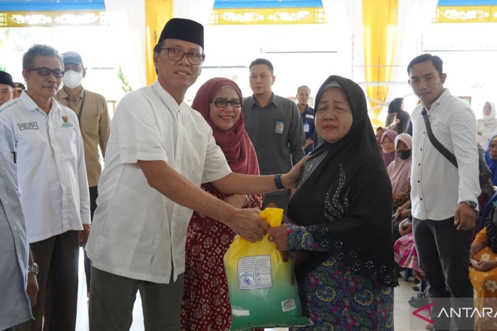 Pj Bupati OKI salurkan 550 paket sedekah ASN bagi&nbsp;dhuafa