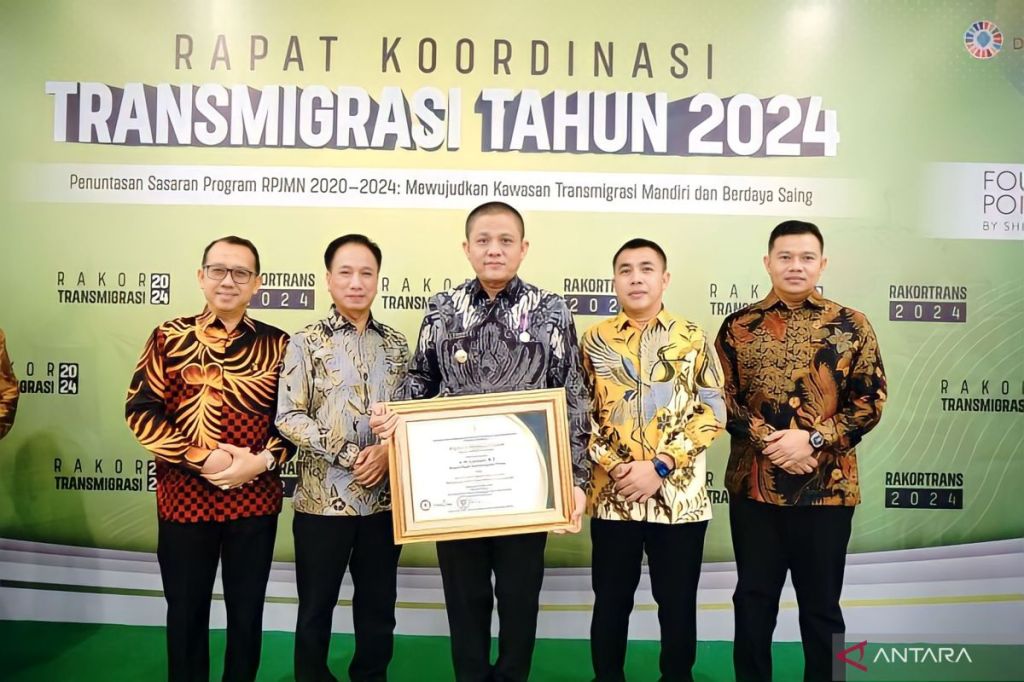 Pemkab OKU Timur terima penghargaan Lencana Bakti&nbsp;Transmigrasi