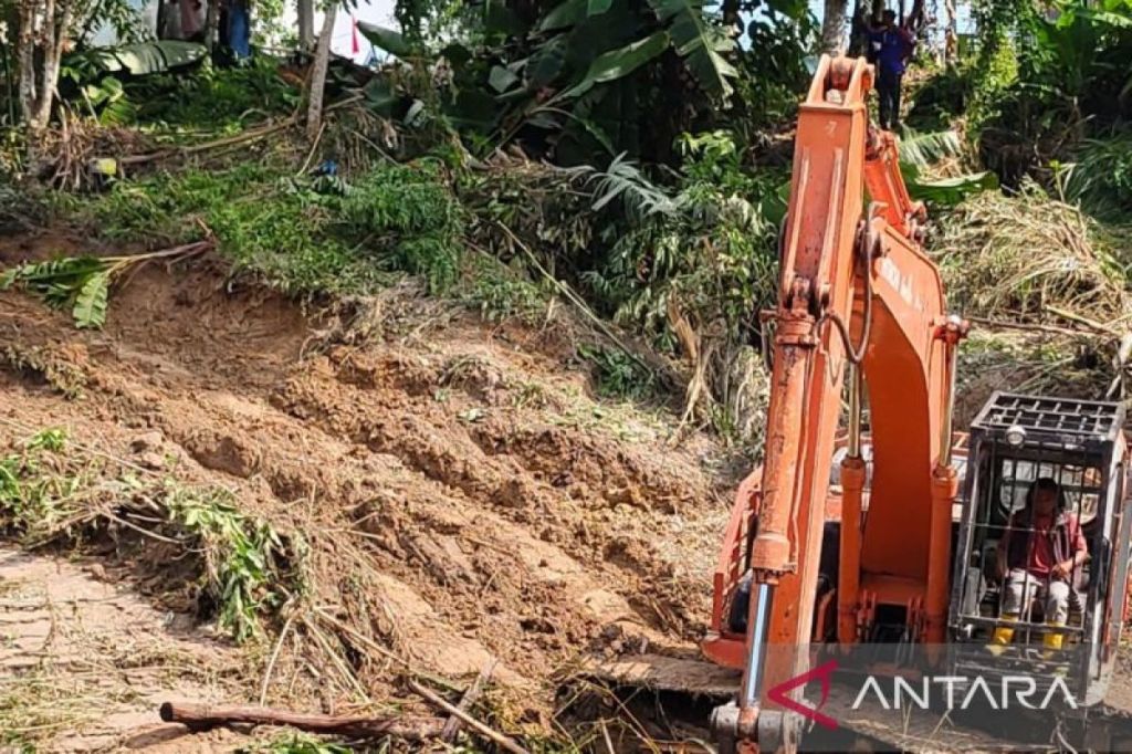 Pemkab OKU kerahkan alat berat untuk bersihkan material banjir dan&nbsp;longsor