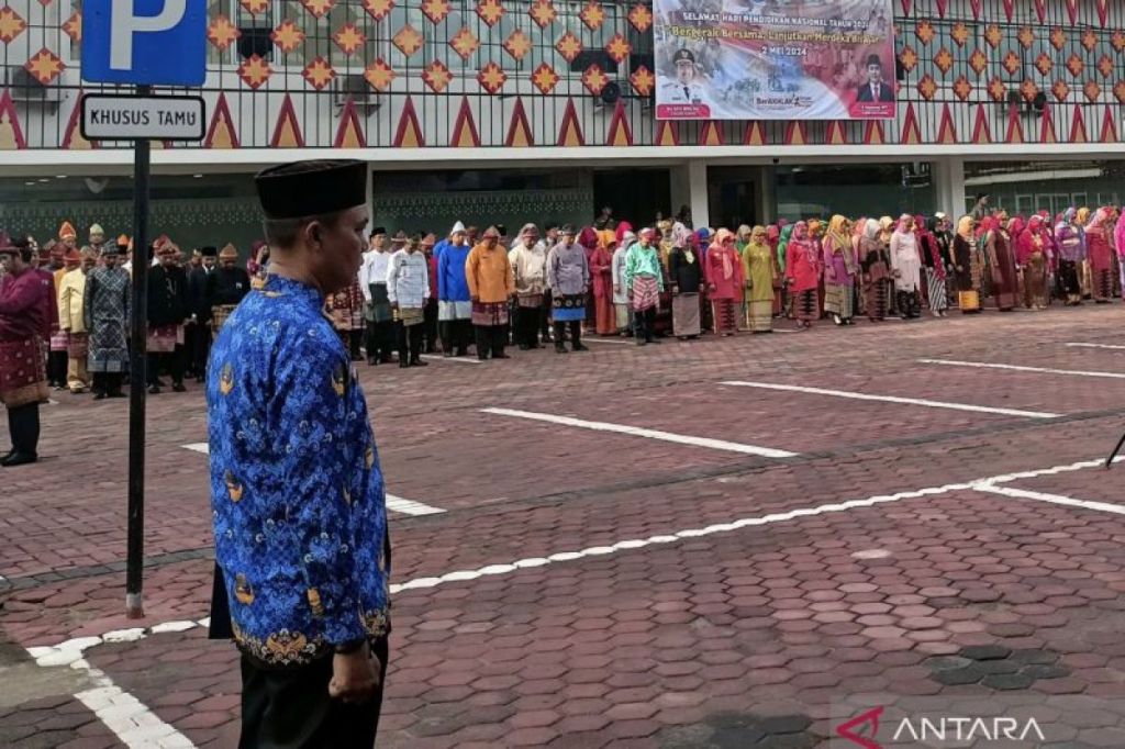 Pegawai Pemkot Palembang pakai baju adat peringati&nbsp;Hardiknas