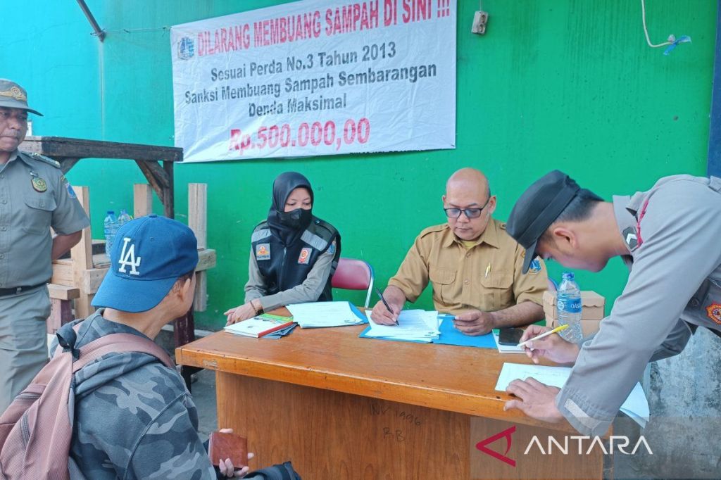 Denda ratusan ribu rupiah intai pelanggar waktu buang sampah di depan Lokbin Pasar&nbsp;Minggu