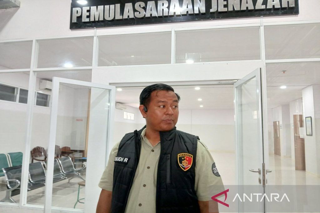 Dua pria duel di tengah lapangan, istri dan sejumlah warga ikut&nbsp;menyaksikan