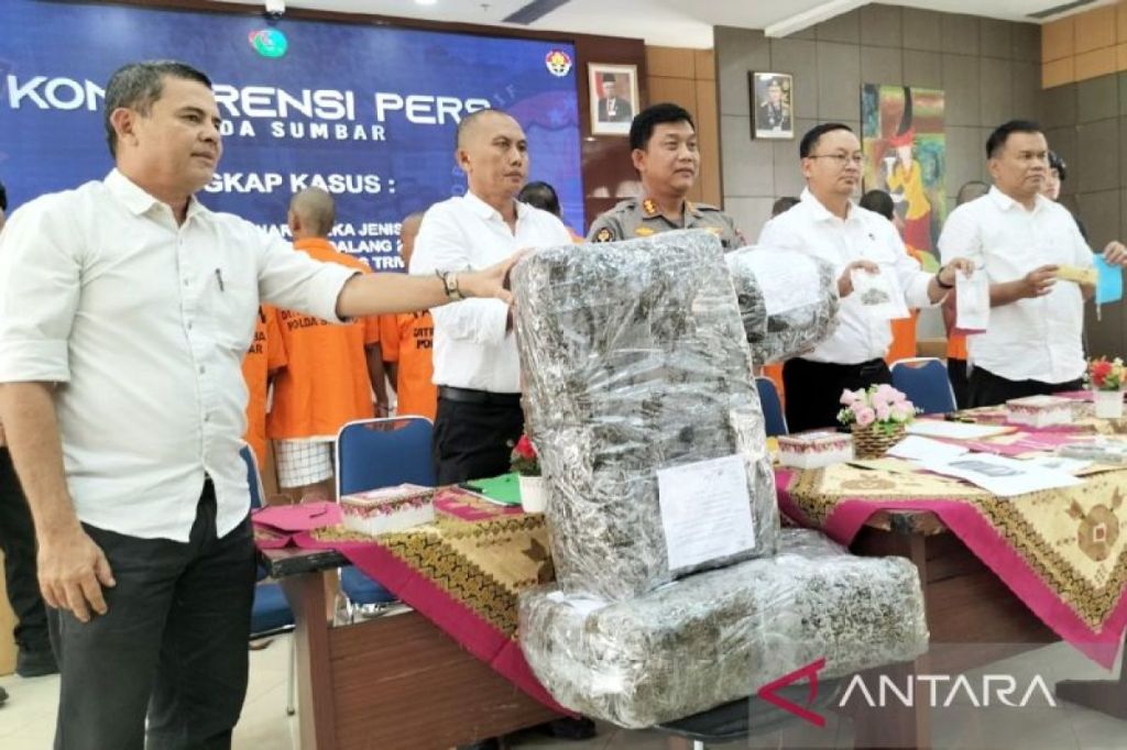 Peredaran ganja 23 kilogram terungkap di Sumbar, tiga pria&nbsp;ditahan