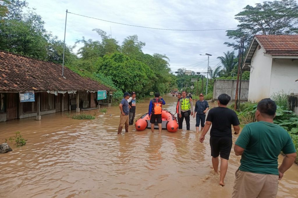 Tim SAR menghentikan pencarian korban hanyut terseret banjir&nbsp;bandang