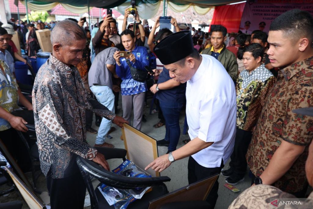 Pemkab OKU Timur salurkan bantuan usaha ekonomi&nbsp;produktif