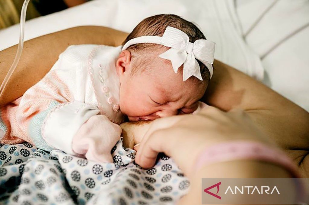 Manfaat dahsyat ketika bayi peroleh&nbsp;kolostrum