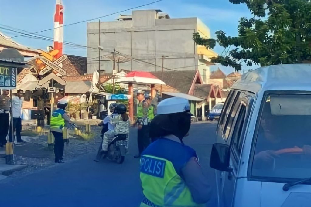 Polres OKU edukasi masyarakat hati-hati melintas di perlintasan&nbsp;KA
