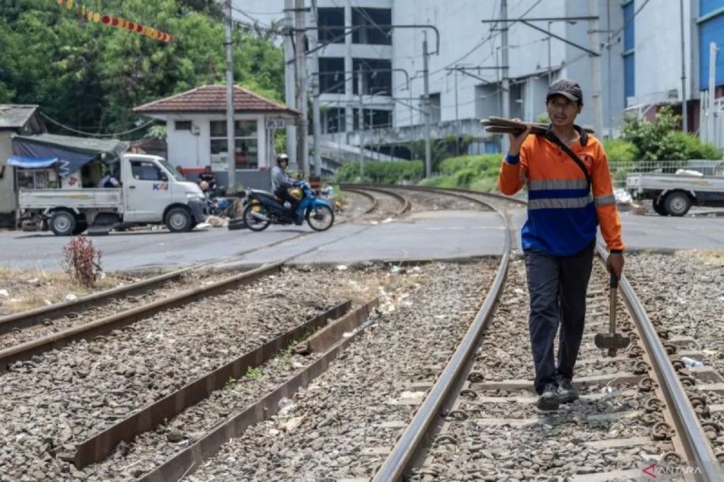 KAI Palembang imbau warga tak buang sampah di rel kereta&nbsp;api