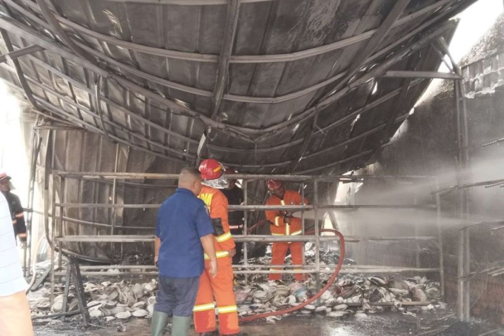 Damkar Palembang kerahkan tujuh mobil pump truck padamkan toko&nbsp;sandal