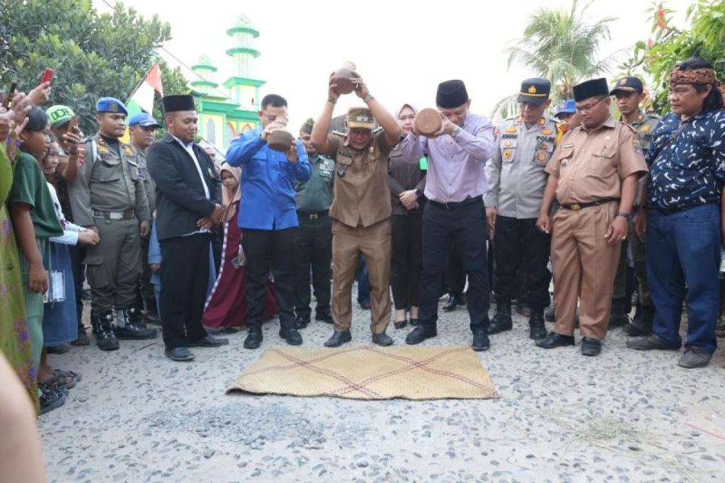 OKU Timur bangun jalan kabupaten di Desa Raman&nbsp;Jaya