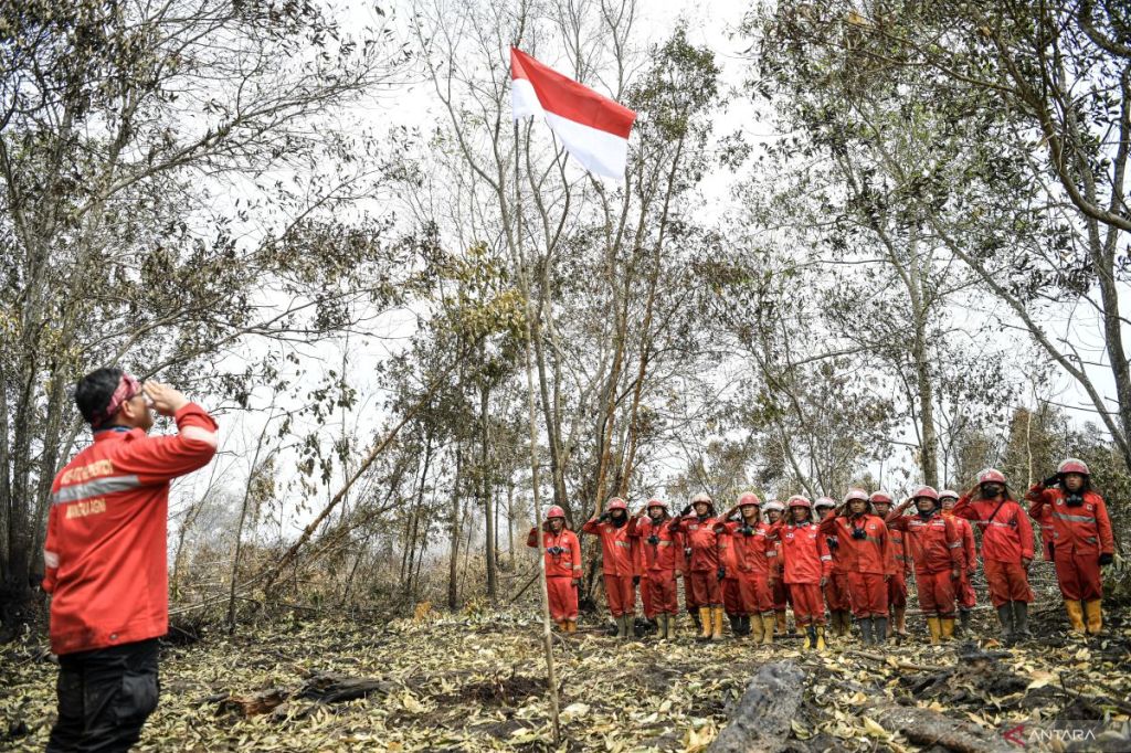 Manggala Agni upacara HUT RI ke-79 di lokasi kebakaran lahan gambut&nbsp;Lempuing